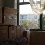 Umzugskartons in einem leeren Zimmer mit Fenster