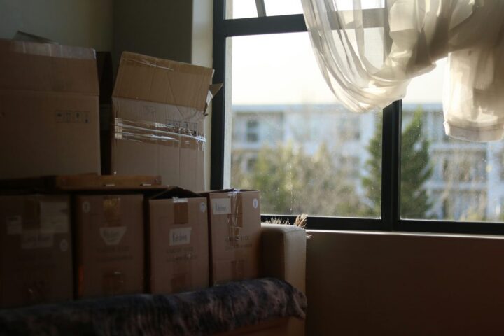 Umzugskartons in einem leeren Zimmer mit Fenster