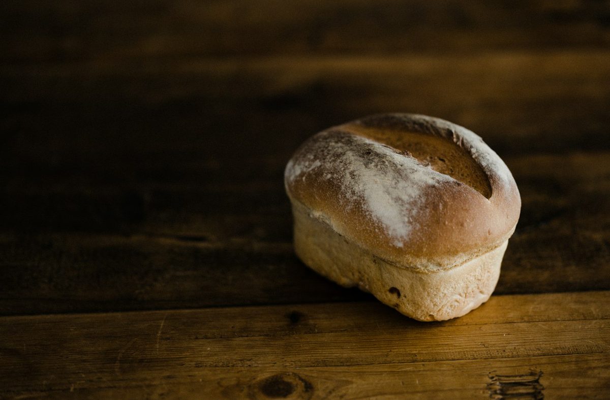 Frisches Brot auf einem Holztisch