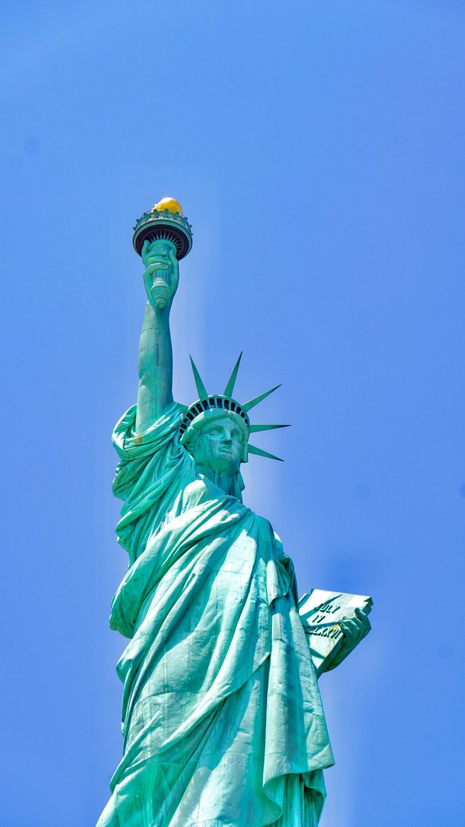 Die Freiheitsstatue in New York vor blauem Himmel