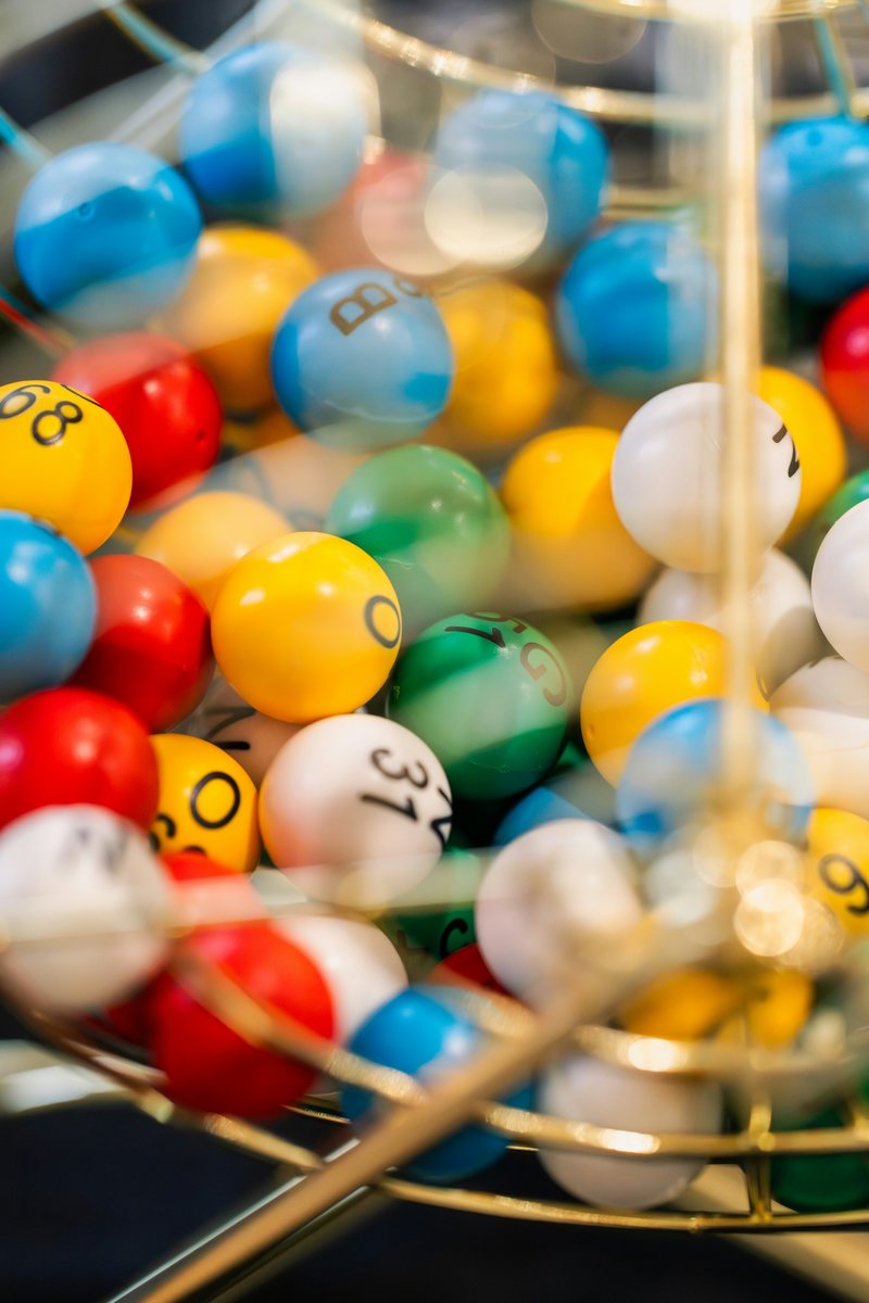 Bunte Lottokugeln in einer Lostrommel