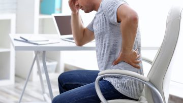 Gefahr Sitzen – Wie Rückenschmerzen und Co. uns beeinträchtigen