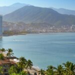 Bucht von Puerto Vallarta mit Bergen und Palmen