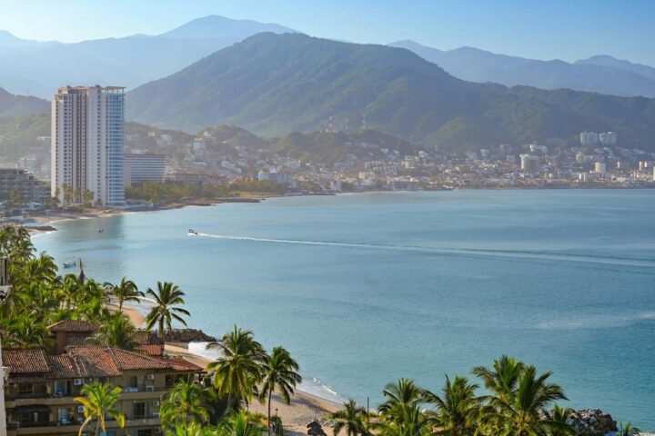 Bucht von Puerto Vallarta mit Bergen und Palmen