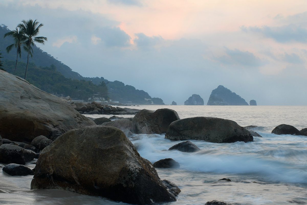Felsküste bei Puerto Vallarta in der Dämmerung