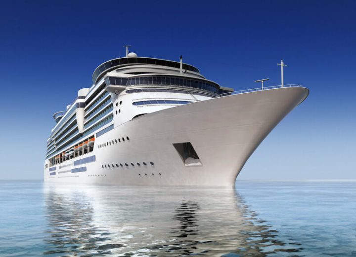 Kreuzfahrtschiff auf hoher See