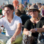 Lachelndes Paar auf Festival