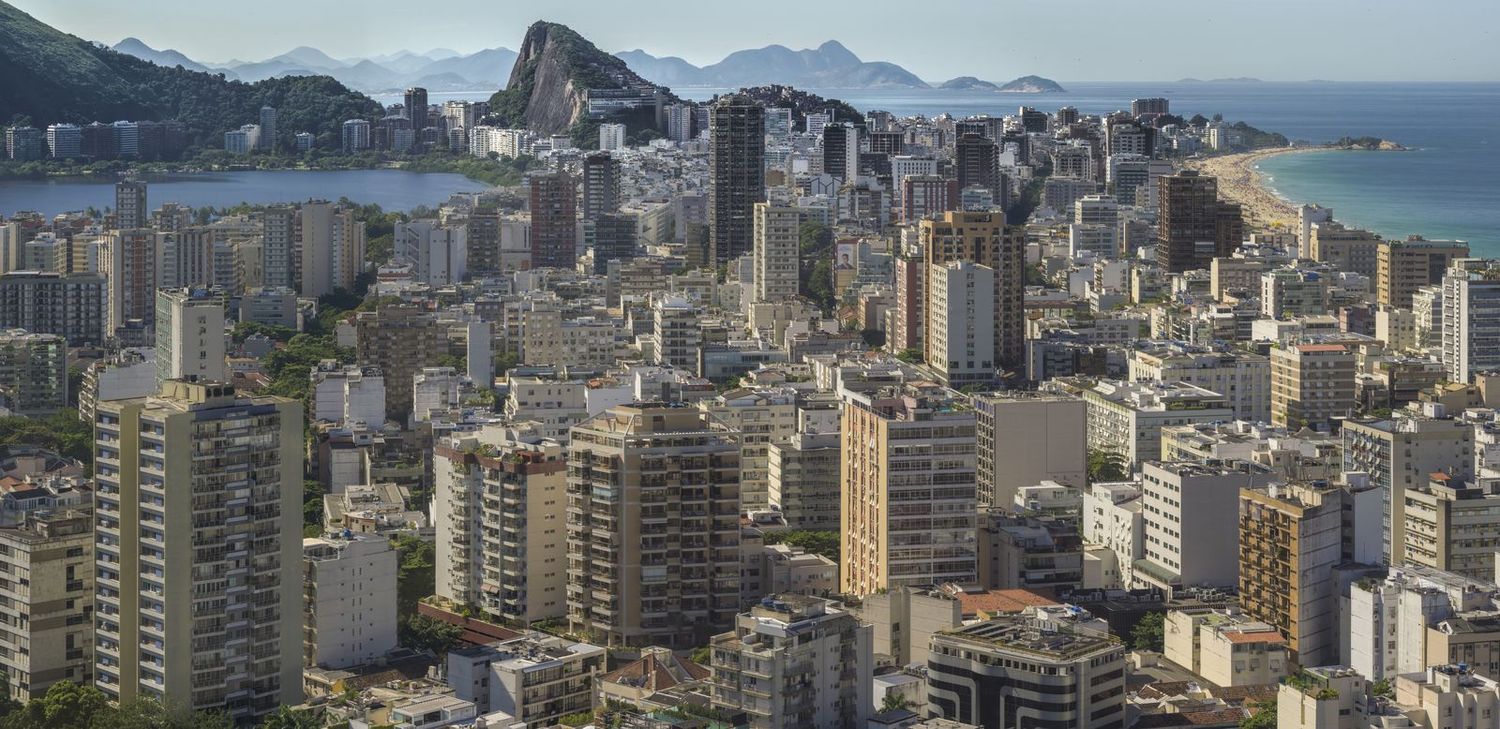 Luftaufnahme von Rio de Janeiro mit Lagune, Küste und dem Corcovado im Hintergrund