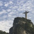 Christusstatue Cristo Redentor auf dem Corcovado in Rio de Janeiro vor bewölktem Himmel