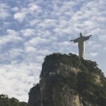 Christusstatue Cristo Redentor auf dem Corcovado in Rio de Janeiro vor bewölktem Himmel