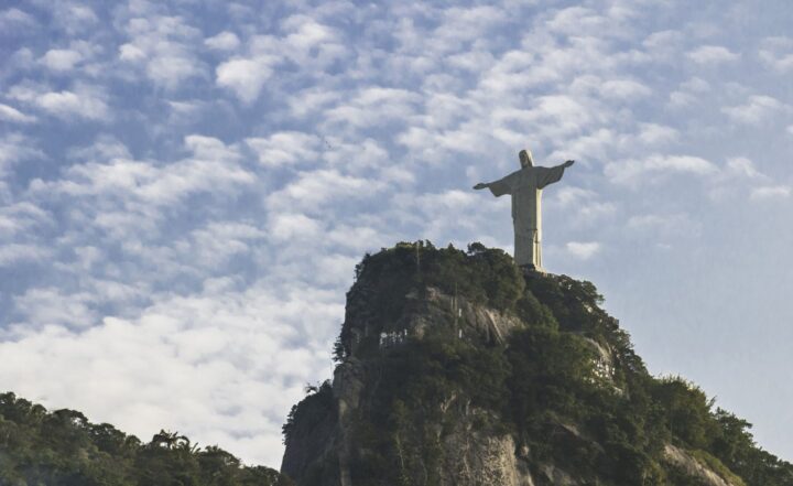 Christusstatue Cristo Redentor auf dem Corcovado in Rio de Janeiro vor bewölktem Himmel
