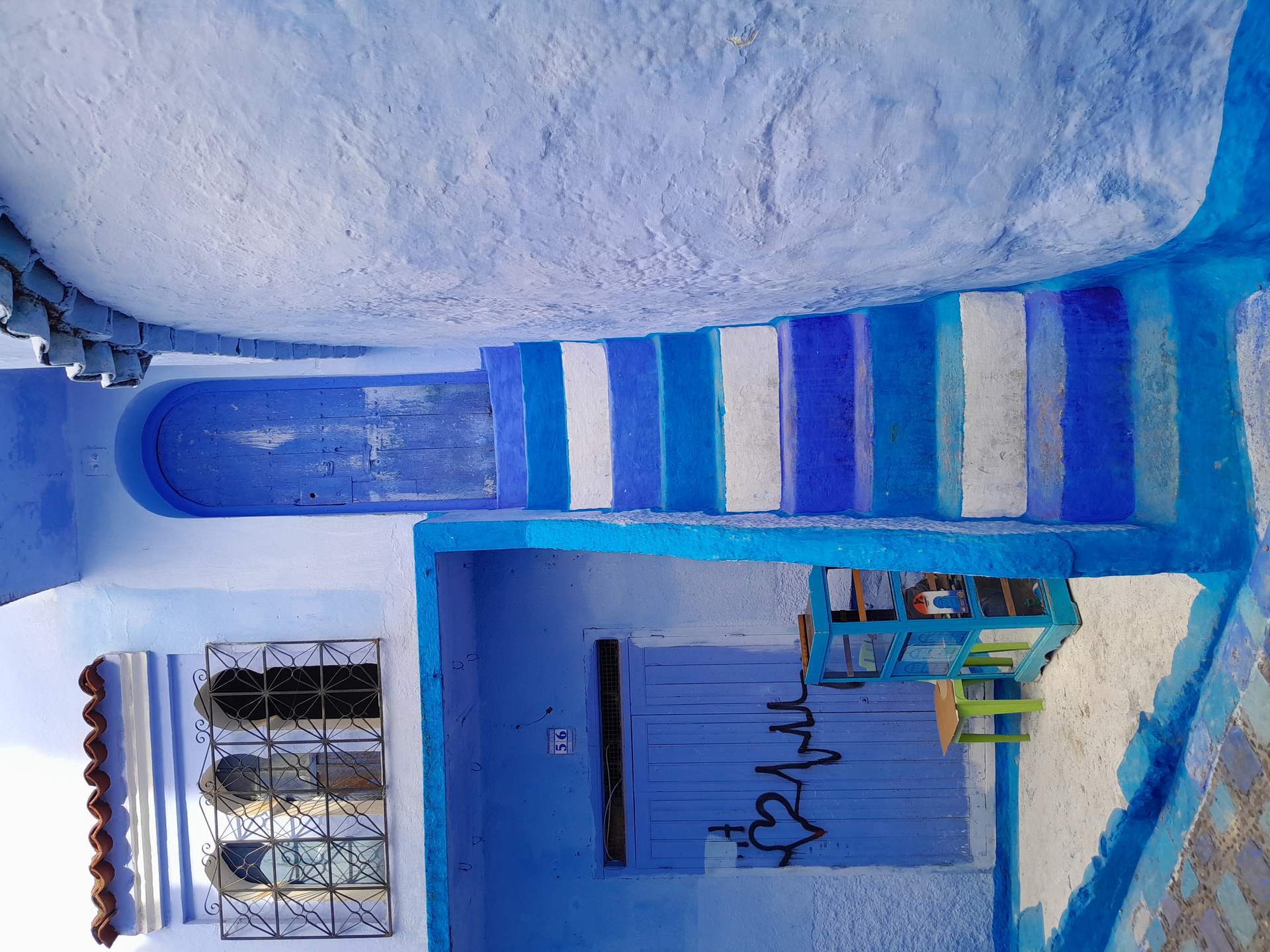 Blaue Treppe und Türen in einer Gasse von Chefchaouen, Marokko