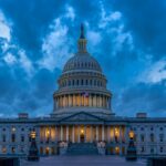 Das Kapitol in Washington, D.C., am Abend unter Wolken