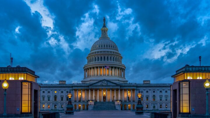 Das Kapitol in Washington, D.C., am Abend unter Wolken