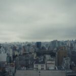 Blick über die Hochhäuser von São Paulo unter bewölktem Himmel