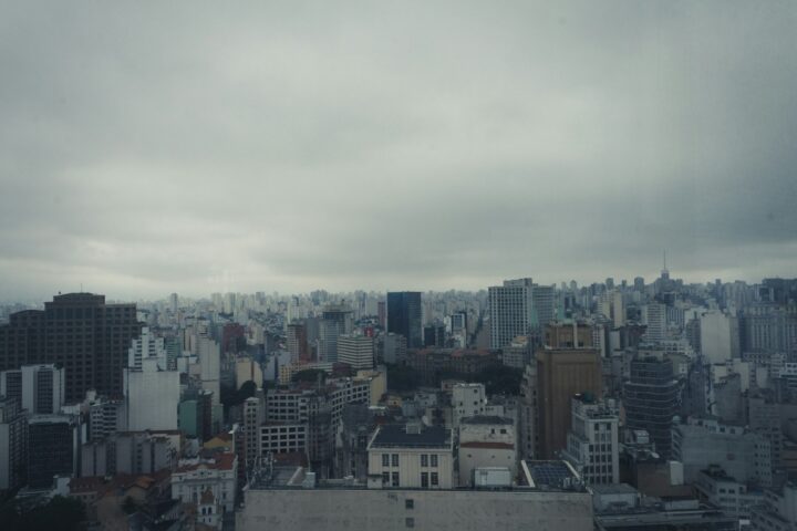 Blick über die Hochhäuser von São Paulo unter bewölktem Himmel