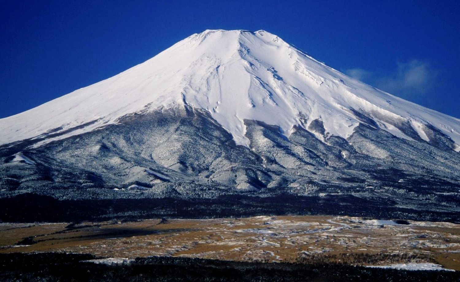 Schneebedeckter Gipfel des Fuji in Japan vor klarem blauem Himmel