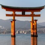 Rotes Torii-Tor des Itsukushima-Schreins im Wasser vor der Küste von Miyajima, Japan