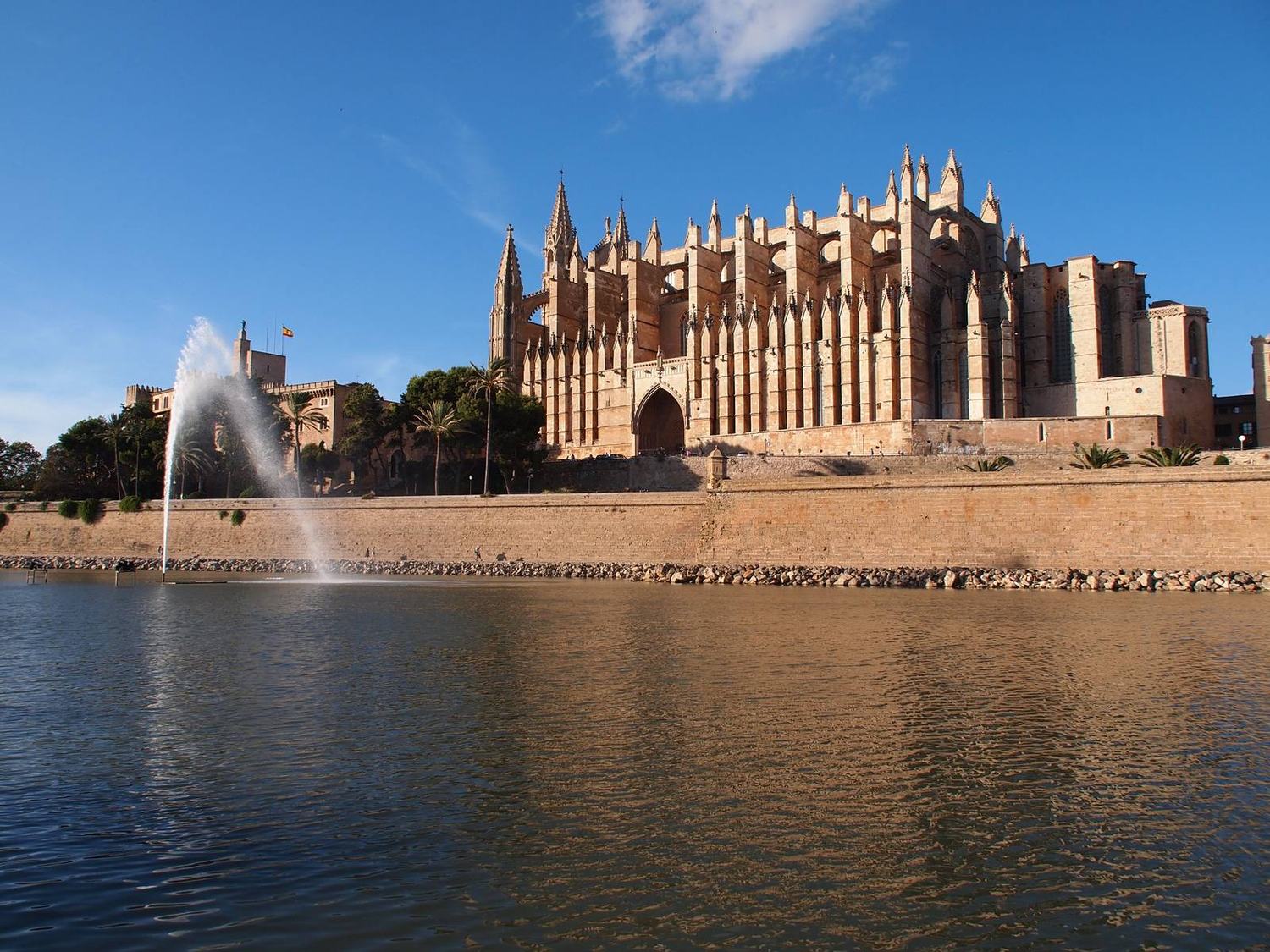 Gotische Kathedrale La Seu in Palma de Mallorca hinter der Stadtmauer am Parc de la Mar