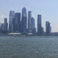 Skyline von Manhattan über dem Hudson River bei klarem Himmel