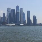 Skyline von Manhattan über dem Hudson River bei klarem Himmel