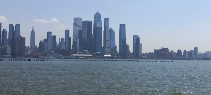 Skyline von Manhattan über dem Hudson River bei klarem Himmel