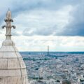 Blick über Paris mit dem Eiffelturm in der Ferne, von einem erhöhten Standort aus