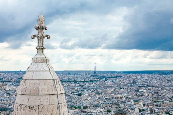 Blick über Paris mit dem Eiffelturm in der Ferne, von einem erhöhten Standort aus