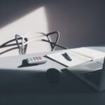 Heller Schreibtisch mit Laptop, Taschenrechner, Notizbuch und Maus im Sonnenlicht