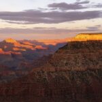 Weite Felslandschaft des Grand Canyon bei warmem Abendlicht