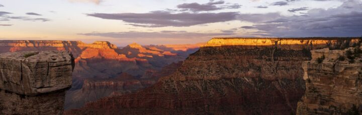 Weite Felslandschaft des Grand Canyon bei warmem Abendlicht